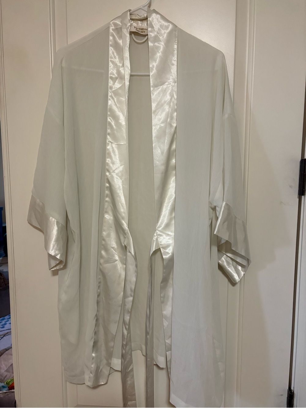 👘👘Vintage Gold Label Victoria Secret Satin-Trim Ivory Kimono Jacket